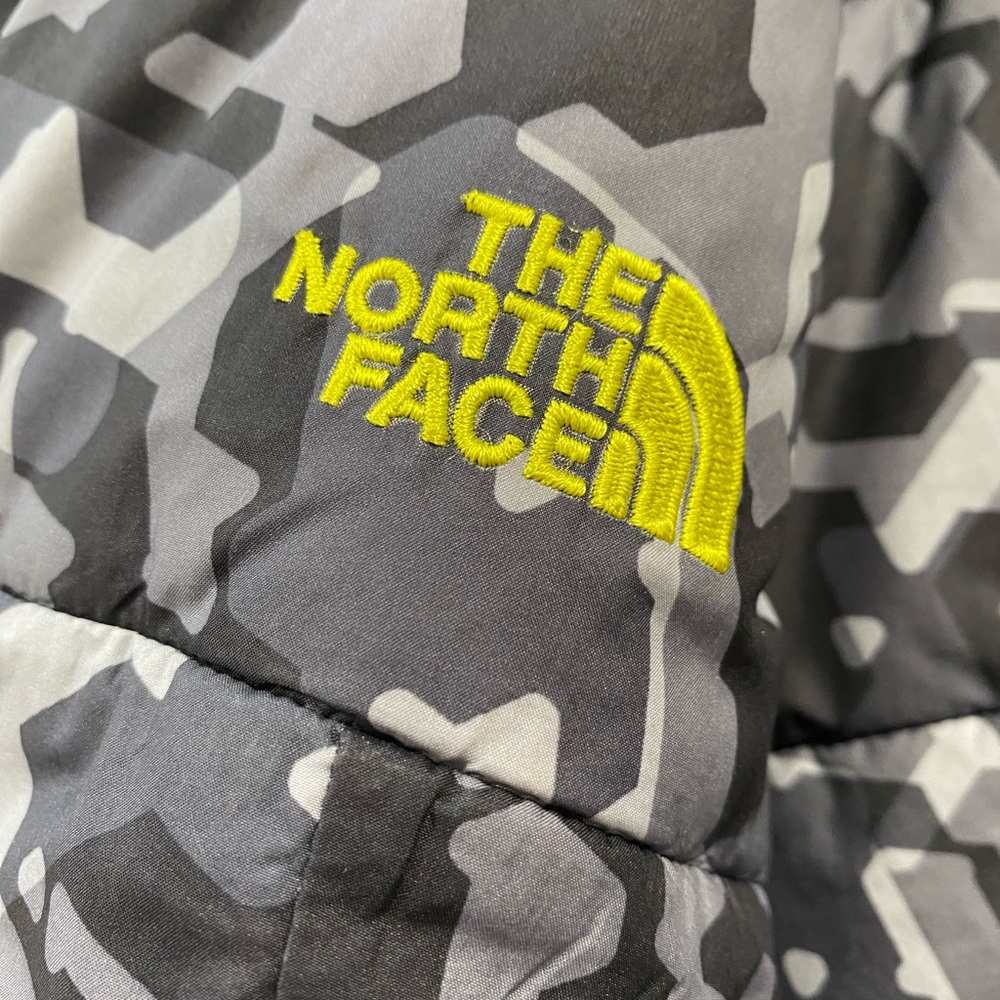 The North Face Black Neon Camo Reversible Puffer Jacket Boys XL Full Zip Coat - Picture 13 of 15